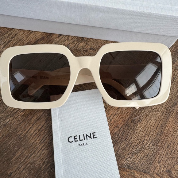 Celine Cream Rectangular Sunglasses CELINE
Triomphe 56mm
Square Sunglasses - Picture 2 of 4